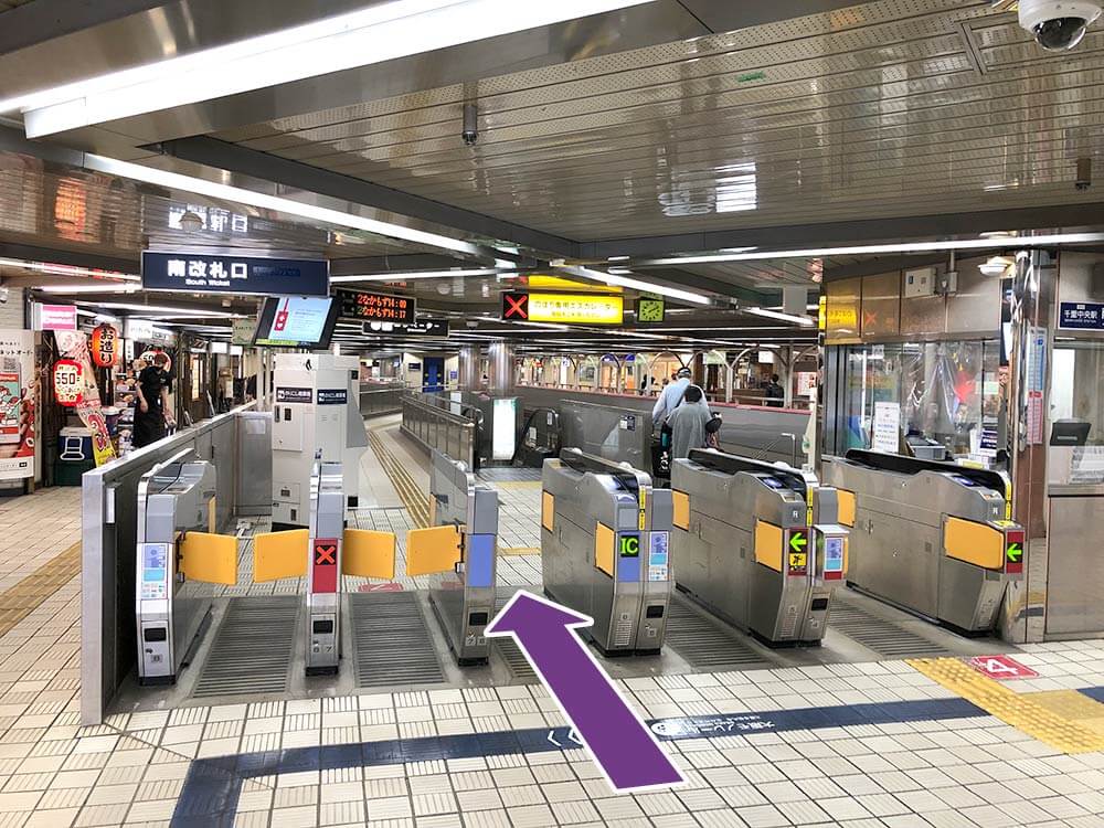 15.『北大阪急行（大阪メトロ御堂筋線）』へ乗車します。『千里中央』駅が始発駅です。どの便に乗車しても問題ございません。