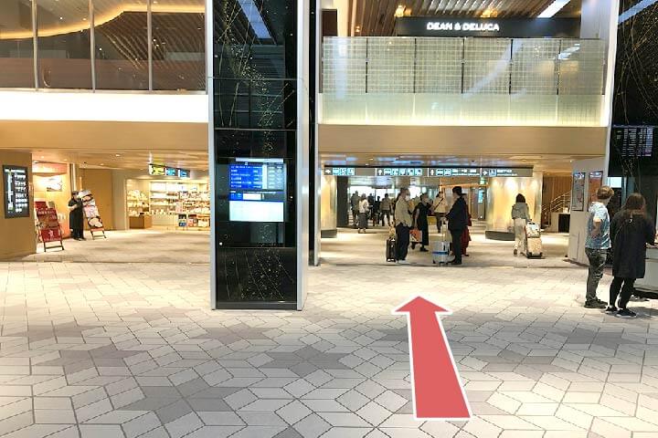 1.『伊丹空港』の到着口から出ます。直進します。大阪モノレール『伊丹空港』駅へ向かいます。