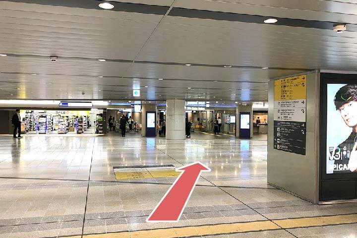 6.通路を抜け直進します。大阪メトロ御堂筋線（北大阪急行線）『新大阪』駅の改札があります。