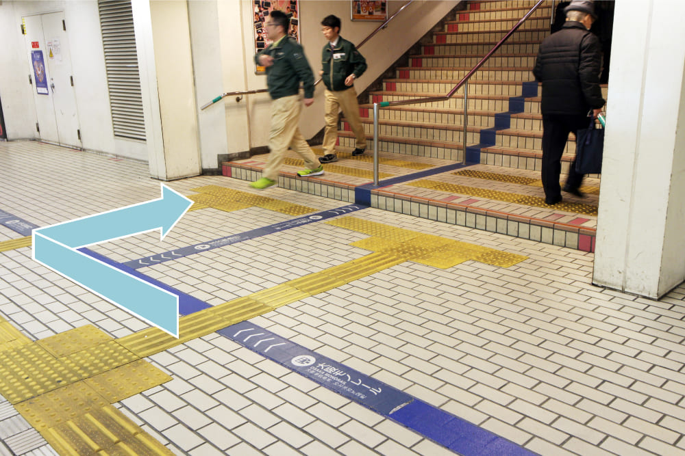 3.地面に「大阪モノレール」への道筋がありますのでその道筋に従って階段をお上がりください。